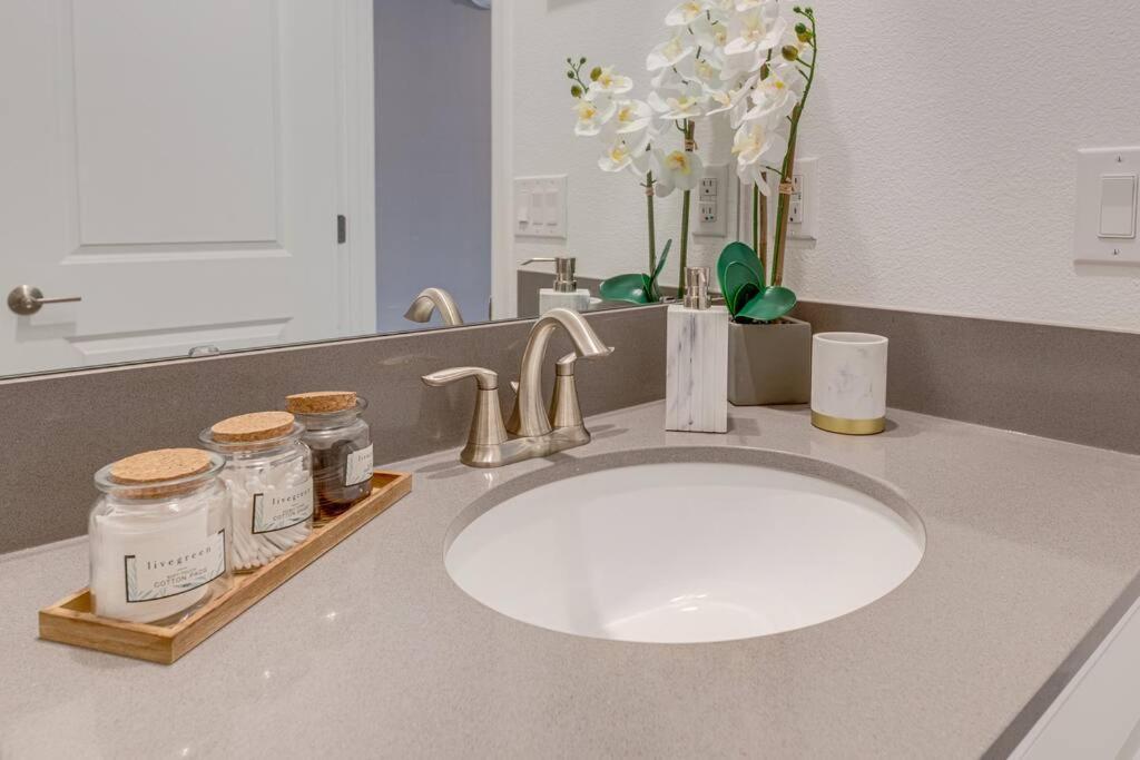 Newly Listed Townhouse Storey Lake, Free Waterpark Киссимми Экстерьер фото